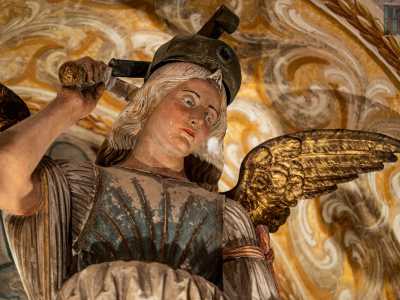 � una delle pi� grandi e pregevoli statue dedicate a Michele e il volto ha una strana particolarit�: in base all�angolatura da cui lo si osserva pu� apparire sia con lineamenti maschili...